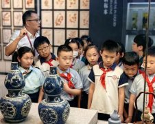 实验小学的学生代表在上海中医药博物馆开展了一场研学